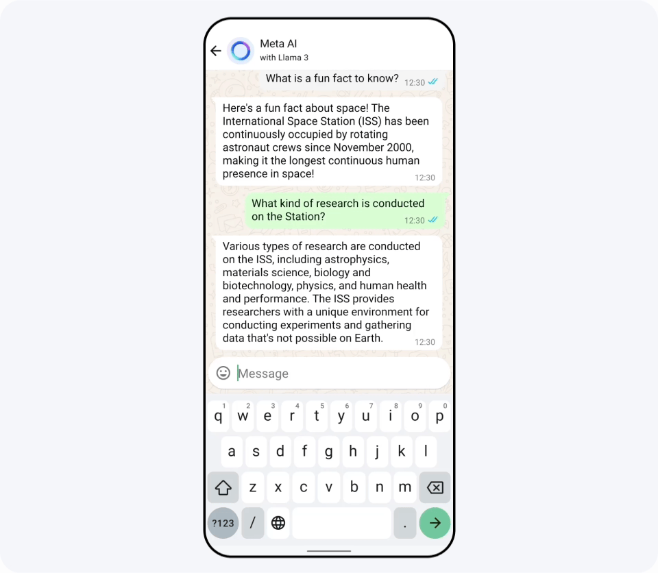 Auf einem Smartphone-Bildschirm wird ein Chat mit Metas Künstlicher Intelligenz "Meta AI" angezeigt, in dem über die Internationale Raumstation gesprochen wird. Das Gespräch dreht sich um ihre ständige Belegung, Forschungsarten und ihre einzigartige Umgebung für Experimente, die auf der Erde nicht möglich sind.