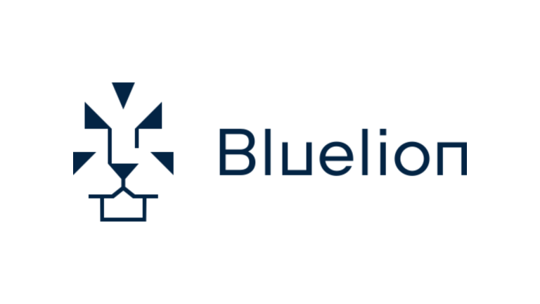 Bluelion Logo mit geometrischem Löwengesicht auf der linken Seite, stilisiert mit blauen Dreiecken und Linien, neben dem Wort „Bluelion“ in blauer Schrift auf weißem Hintergrund.