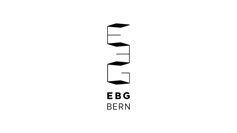 EBG Bern Das Bild zeigt ein minimalistisches, abstraktes Design, das einem stilisierten Buchstaben „E“ in Schwarz auf weißem Hintergrund ähnelt. Unter dem Design sind die Buchstaben „EBG“ und das Wort „BERN“ in schwarzen Großbuchstaben geschrieben.
