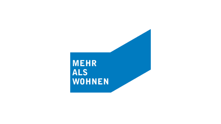 mehr als wohnen Das blaue geometrische Logo mit dem Text „MEHR ALS WOHNEN“ in fetten weißen Großbuchstaben hebt sich von einem makellos weißen Hintergrund ab. Seine Form erinnert an eine abstrakte Gebäudestruktur oder einen nach oben zeigenden Pfeil und fasst die Essenz von mehr als wohnen perfekt zusammen.