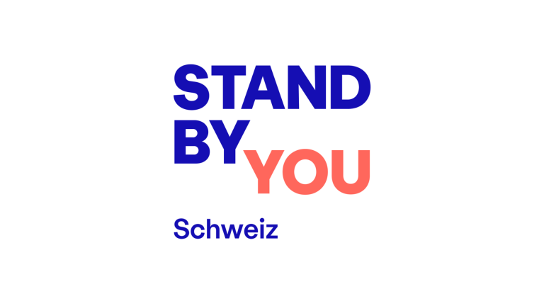 Stand by you Textlogo auf weissem Hintergrund: STAND BY YOU mit STAND BY in Blau und YOU in Koralle, darunter Schweiz in Blau, wie ein automatisch gespeicherter Entwurf für eine moderne Marke.